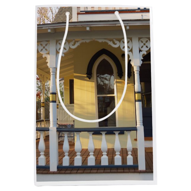 Gingerbread Porch Glow - Martha's Vineyard Mittlere Geschenktüte (Vorderseite)