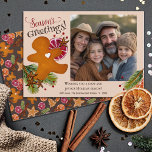Gingerbrei Man Frohen Festtage Foto Weihnachten<br><div class="desc">Dieses süße Design entstand aus meinem süßen Kranz von skandinavischen inspirierten Keksen, die wie ein Lebkuchenmensch geformt sind, einem Weihnachtsbaum und einem Stern, der von Zitrusfrüchten, getrockneten Gewürzen, Pflanzen und Beeren umgeben ist und das Gefühl einer warmen Hütte-Küche in Oma mit den Düften des Urlaubbuches weckt! Der Rücken ist ein...</div>