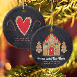 Gingerbrett Neue Zuhause Chalkboard Holiday Custom Keramik Ornament<br><div class="desc">"Zuhause Sweet New Zuhause". Hier ist eine wunderbare Art, Ihre 1. Weihnachtsfeier in Ihrer neuen Zuhause mit diesem bezaubernden, skurrilen, schlichten, modernen, individuelle Name Weihnachtsschmuck zu feiern. Ein niedliches Lebkuchenhaus, Keksbäume und spielerische Schriftzeichen überlagern einen dunkelkohlegrauen Kalkbrettboden. Personalisieren Sie Ihre Namen und das Jahr. Ein süßes Herz, Bonbons und Ihre...</div>