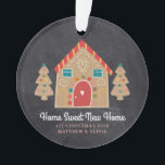 Gingerbrett Neue Zuhause Chalkboard Holiday Custom Ornament<br><div class="desc">"Zuhause Sweet New Zuhause". Hier ist eine wunderbare Art, Ihre 1. Weihnachtsfeier in Ihrer neuen Zuhause mit diesem bezaubernden, skurrilen, schlichten, modernen, individuelle Name Weihnachtsschmuck zu feiern. Ein niedliches Lebkuchenhaus, Keksbäume und spielerische Schriftzeichen überlagern einen dunkelkohlegrauen Kalkbrettboden. Personalisieren Sie Ihre Namen und das Jahr. Ein süßes Herz, Bonbons und Ihre...</div>