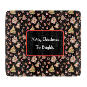 Gingerbrot Weihnachtskochtchen auf schwarzem Hinte Schneidebrett