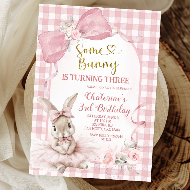 Gingham Blush Pink Floral Bow Bunny Ballerina Einladung (Von Creator hochgeladen)