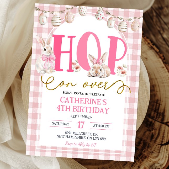 Gingham Boho Floral Hop on over Bunny Birthday Einladung (Von Creator hochgeladen)