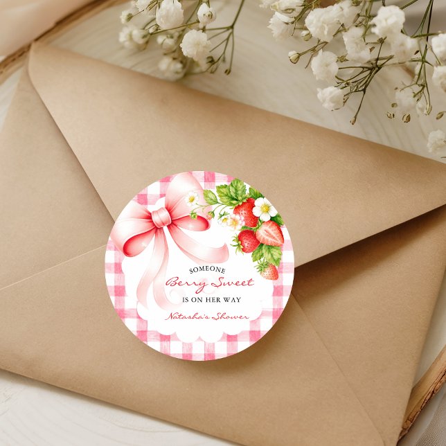 Gingham-Erdbeere Rosa Baby Shower Runder Aufkleber (Von Creator hochgeladen)