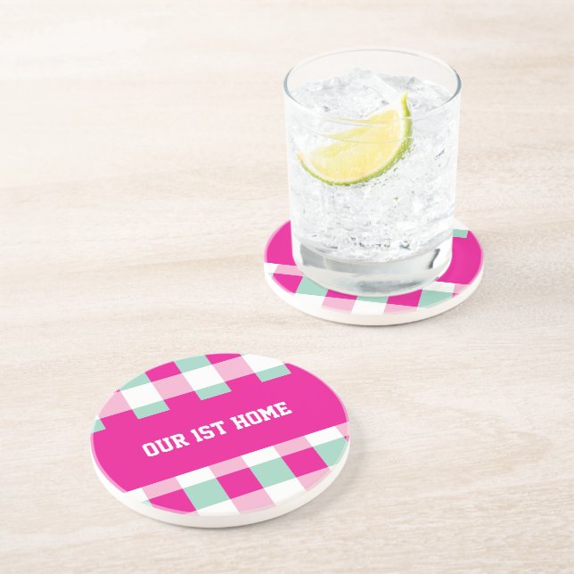 Gingham-Muster Unser erstes Zuhause Getränkeuntersetzer (Seite)
