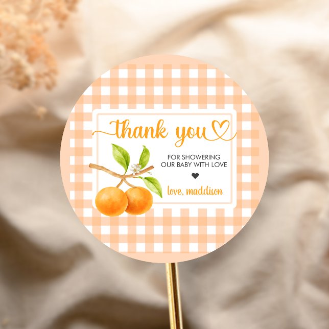 Gingham Orange Babyparty Runder Aufkleber (Little Cutie Orange Baby Shower Sticker)