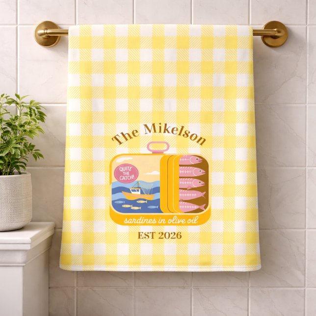 Gingham-Sardinen mit individuellem Familiennamen Badehandtuch (Von Creator hochgeladen)