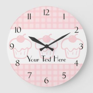 Gingham und Cupcake Clock mit Zahlen Große Wanduhr