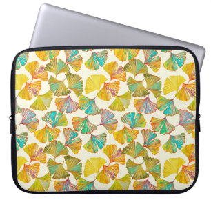 Gingko verlasse auf dem Boden nahtlos Muster. Wate Laptopschutzhülle