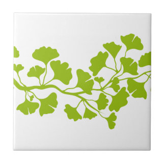 Ginkgobaum-Silhouette mit grünem Blätter Fliese
