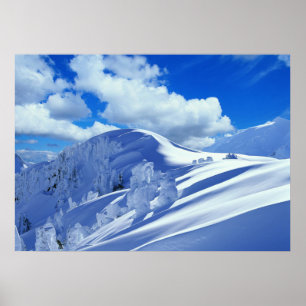Gipfel des verschneiten Berges postieren Poster