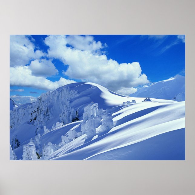 Gipfel des verschneiten Berges postieren Poster (Vorne)