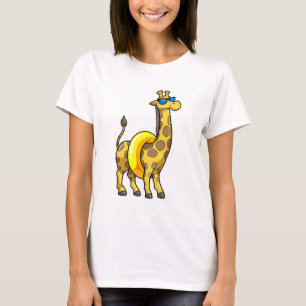 Giraffe am Strand mit Swim Ring & Sonnenbrille T-Shirt