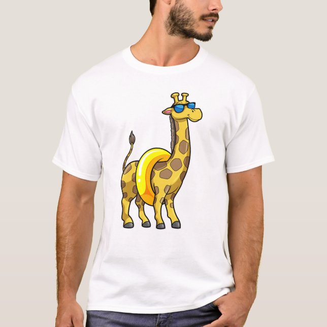 Giraffe am Strand mit Swim Ring & Sonnenbrille T-Shirt (Vorderseite)