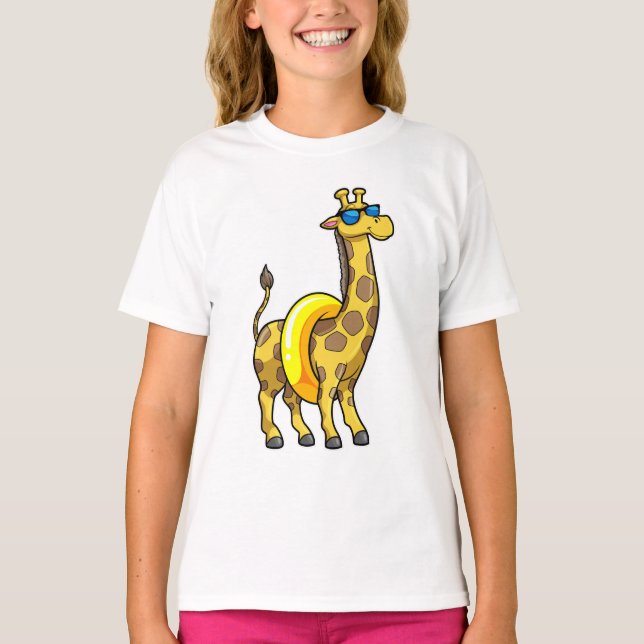 Giraffe am Strand mit Swim Ring & Sonnenbrille T-Shirt (Vorderseite)