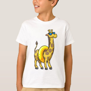 Giraffe am Strand mit Swim Ring & Sonnenbrille T-Shirt