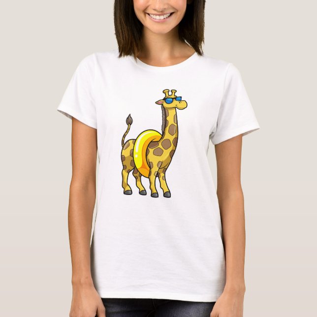 Giraffe am Strand mit Swim Ring & Sonnenbrille T-Shirt (Vorderseite)