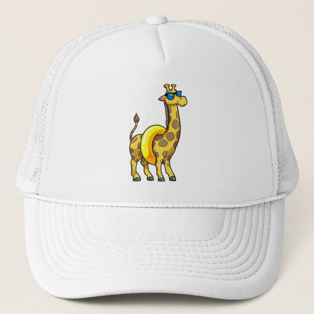 Giraffe am Strand mit Swim Ring & Sonnenbrille Truckerkappe (Vorderseite)