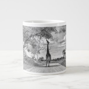 Giraffe auf der Straße Jumbo-Tasse