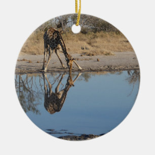 GIRAFFE BEIM REFLEKTIERTEN TRINKEN KERAMIK ORNAMENT