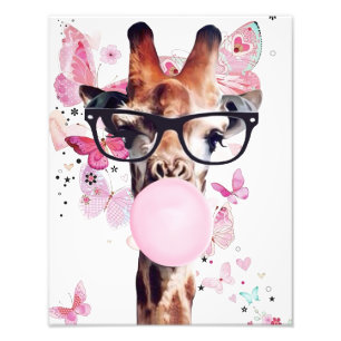 Giraffe bläst Kaugummi mit Schmetterlingshintergru Fotodruck