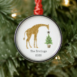 Giraffe Christmas Tree Star Ornament Aus Metall<br><div class="desc">Illustration einer Giraffe,  die einen Topfweihbaum mit einem Stern bedeckt. Personalisieren Sie mit Ihrem Namen und Jahr.</div>
