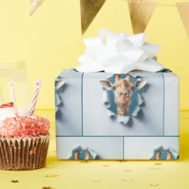 Giraffe, die aus einem Papierloch entsteht Geschenkpapier