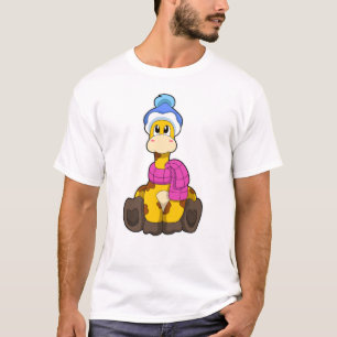 Giraffe im Winter mit Scarf & Hat T-Shirt