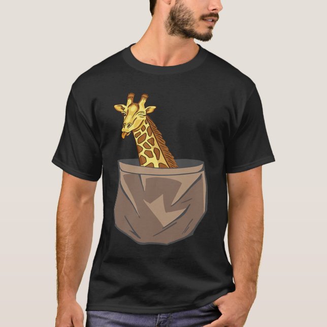 Giraffe In A Pocket Tall Animal Safari T-Shirt (Vorderseite)