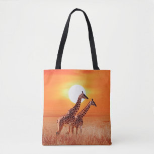 Giraffe in der afrikanischen Savanne gegen den Bac