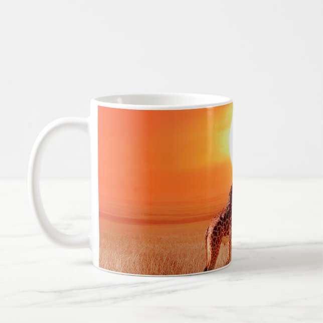 Giraffe in der afrikanischen Savanne gegen den Bac Kaffeetasse (Links)