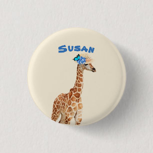 Giraffe in einem Hut mit blauer Schmetterlingstast Button