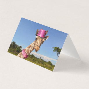 Giraffe in funkelnd-rosa Hut