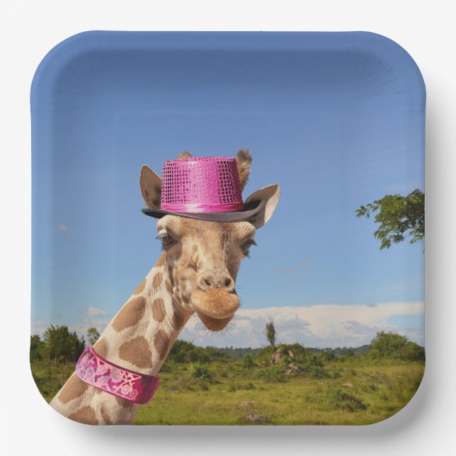 Giraffe in funkelnd-rosa Hut Pappteller (Vorderseite)