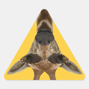 Giraffe inkognito dreieckiger aufkleber