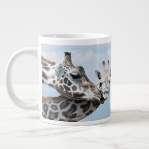 Giraffe Kisses ihr Kalb Jumbo-Tasse