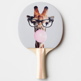 Giraffe mit Brille bläst einen rosa Kaugummiblasen Tischtennis Schläger