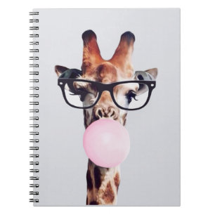 GIRAFFE MIT BRILLE BLÄST EINEN ROSA KAUGUMMIBUBBLE NOTIZBLOCK