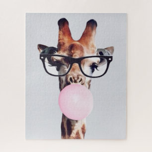GIRAFFE MIT BRILLE BLÄST EINEN ROSA KAUGUMMIBUBBLE PUZZLE