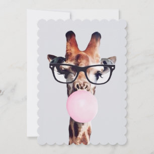 Giraffe mit Brille bläst rosa Kaugummi Einladung