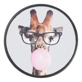 Giraffe mit Brille bläst rosa Kaugummi Eishockey Puck