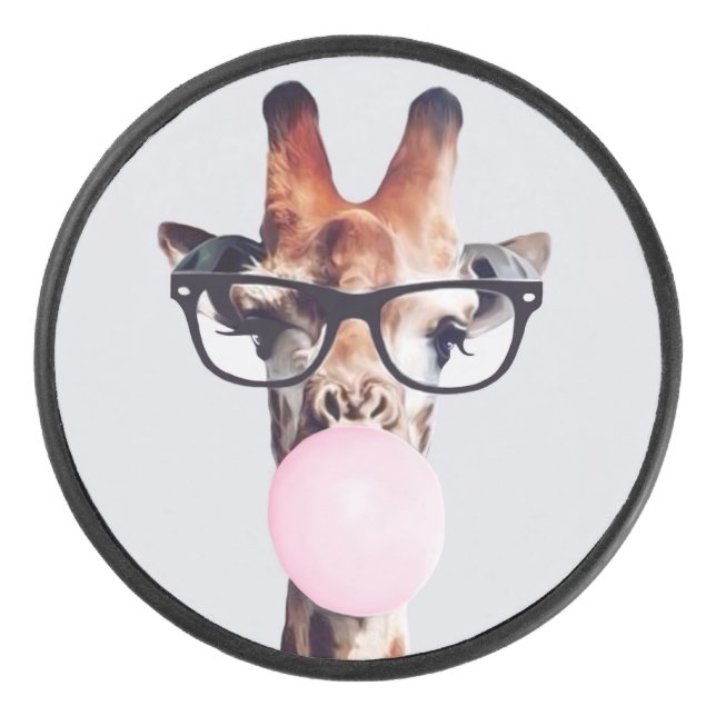 Giraffe mit Brille bläst rosa Kaugummi Eishockey Puck (Vorderseite)