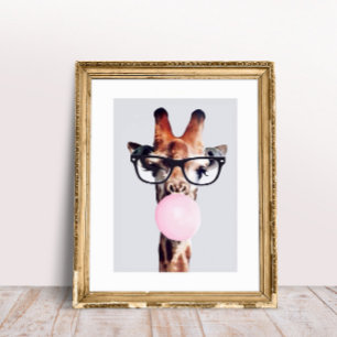 Giraffe mit Brille bläst rosa Kaugummi Poster