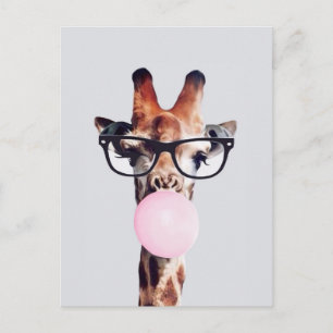 Giraffe mit Brille bläst rosa Kaugummi Postkarte