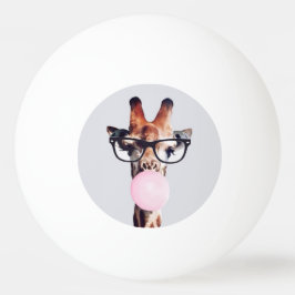 Giraffe mit Brille bläst rosa Kaugummi Tischtennisball