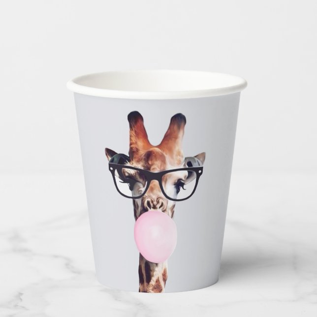 Giraffe mit Brille, die ein rosa Kaugummi bläst Pappbecher (Vorderseite)