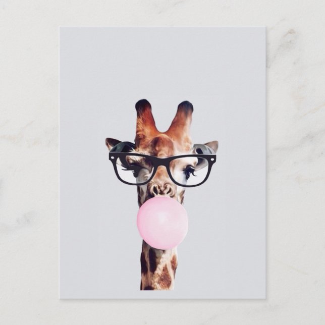 Giraffe mit Brille, die ein rosa Kaugummi bläst Postkarte (Vorderseite)