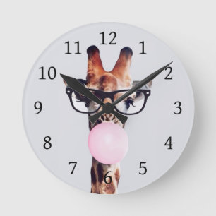 Giraffe mit Brille, die ein rosa Kaugummi bläst Runde Wanduhr