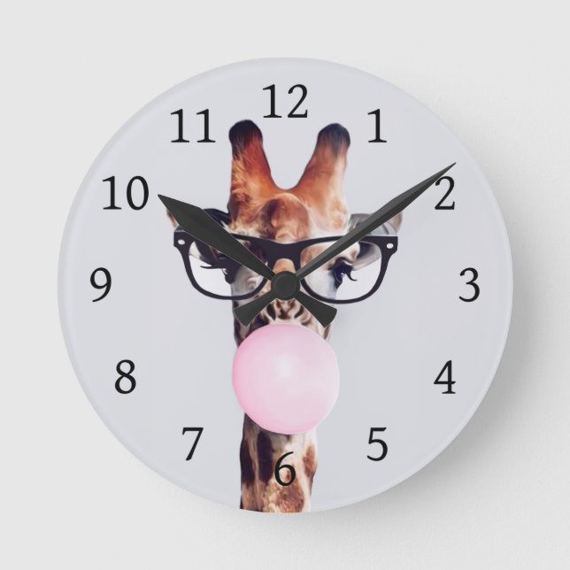 Giraffe mit Brille, die ein rosa Kaugummi bläst Runde Wanduhr (Vorderseite)