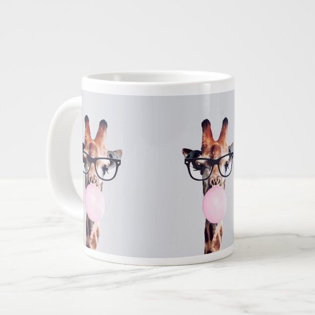Giraffe mit Brille, die rosa Kaugummi blasen Jumbo-Tasse (Vorderseite Links)